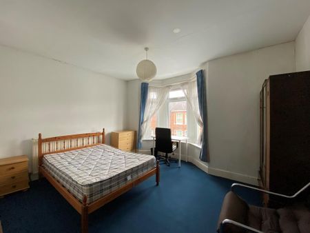 4 bedroom semi-detached house to rent - Photo 4