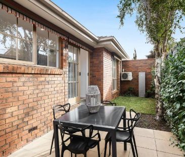 CHIC, STYLISH AND IN A PERFECT LOCATION! - Photo 3