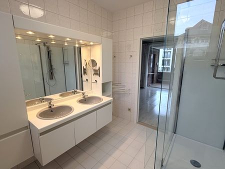 Ruim en lichtrijk appartement (ca. 100m2) met autostaanplaats centrum Leuven - Photo 4