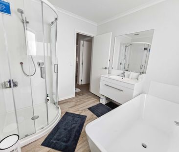 Superb Wainui Living! - Photo 3