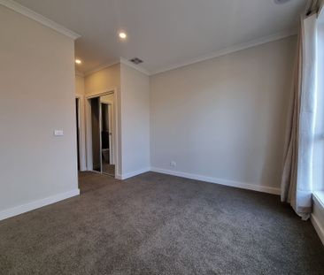 Luxurious Townhouse in Prime Location - Photo 6