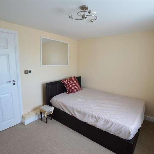 Aldridge Road, Slough, SL2 - Photo 1