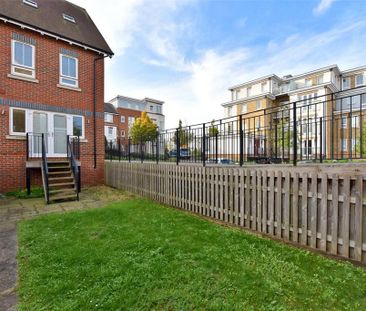 3 bedroom end of terrace house to rent - Photo 1