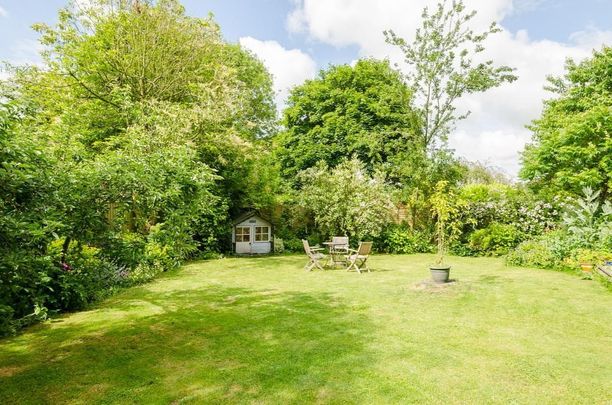 A three bedroom cottage set in an idyllic village location between Devizes and Pewsey. - Photo 1