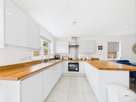 3 bedroom detached house to rent - Photo 2