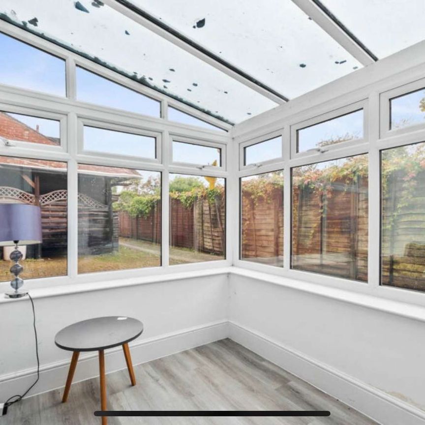 London Road Room 6 - Photo 1