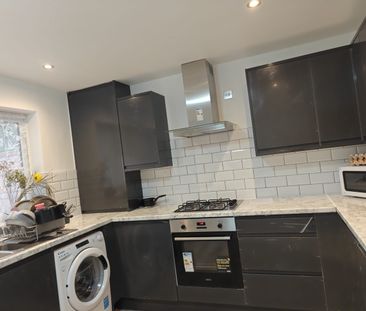 Room in a Shared House, London, E16 - Photo 4