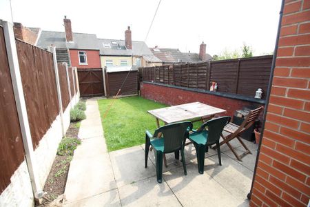 2 bedroom terraced house to rent - Photo 2