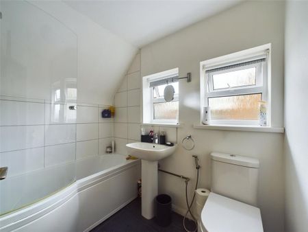 3 bedroom semi-detached house to rent - Photo 4