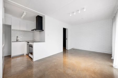 Stylish Renovated Unit with Easy Access to Oxford Street - Photo 5
