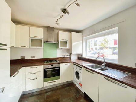 3 bedroom end of terrace house to rent - Photo 4