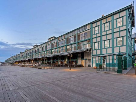 Tightly Held City Side Retreat in Resort Style Finger Wharf - Photo 2
