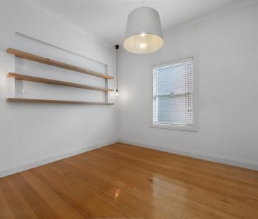 Character, Comfort & Convenience – Renovated Cottage with Studio Re... - Photo 1