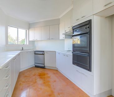 Spacious Apartment in Secure Runaway Bay Complex - Photo 5