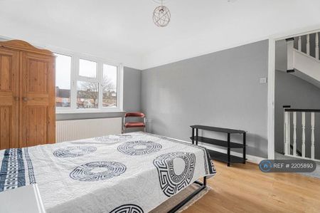 3 bedroom flat to rent - Photo 3