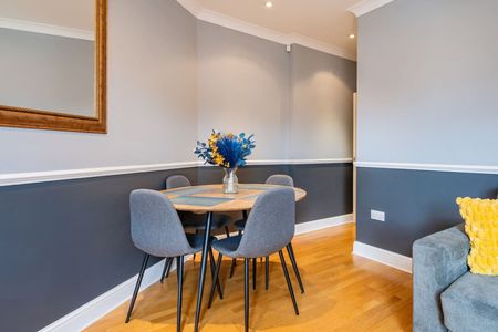 Cambridge Circus - Photo 3