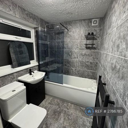 1 bedroom in a house share to rent - Photo 3