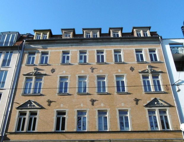 Alaunstraße – Rarität - Gemütliches 2-Zimmer-Dachgeschoss mit EBK und Balkon! Auf Wunsch Tiefgarage! - Foto 1