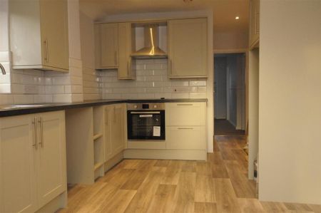 4 bedroom semi-detached house to rent - Photo 5