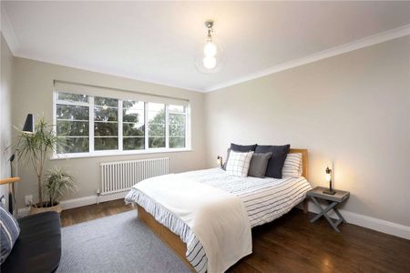 A beautiful three bedroom apartment with parking between Wimbledon Town and Village. - Photo 3