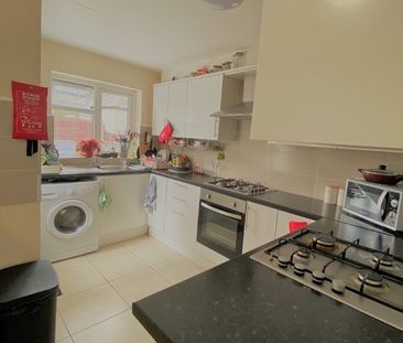 Room in a Shared House, Rowen Court, TW3 - Photo 4