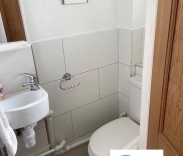 1 bedroom in a flat share to rent - Photo 2