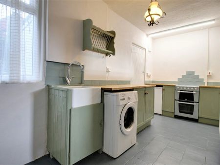 Terraced House to rent on - Photo 5