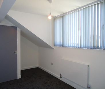 2 bedroom end of terrace house to rent - Photo 3