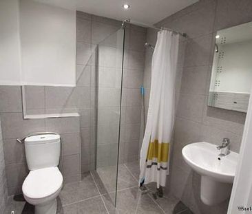 4 bedroom property to rent in Salford - Photo 1