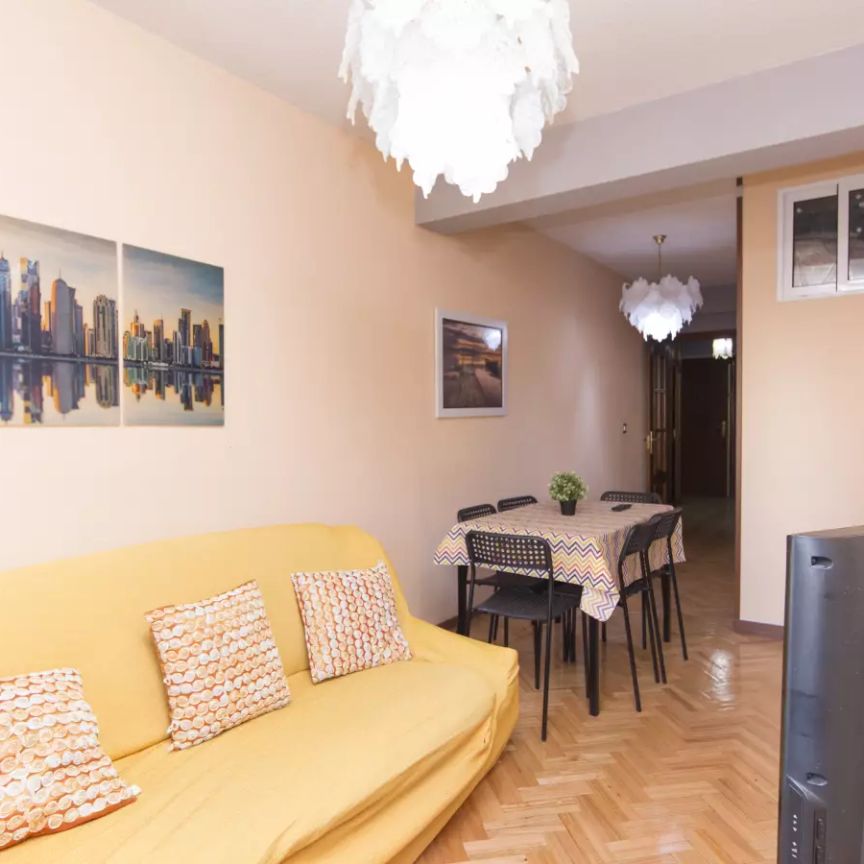 Double bed in Room in a shared 6-bedroom apartment for rent in Alcalá de Henares, Madrid. - Photo 1