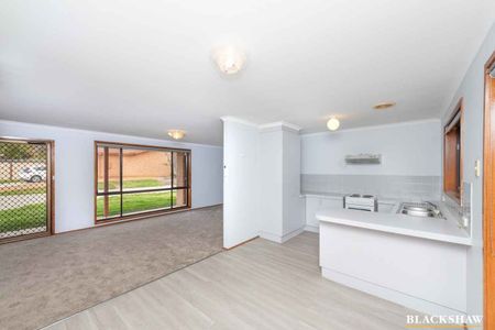 Cosy Three Bedroom Townhouse in Suburban Area. - Photo 2