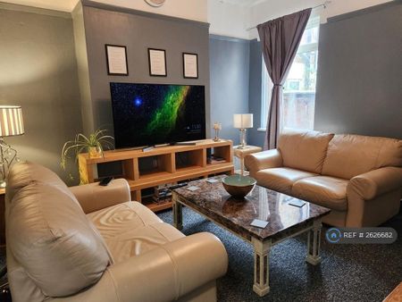 1 bedroom in a house share to rent - Photo 2