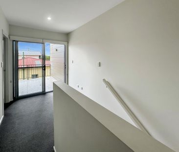 Modern 3 bedroom townhouse close to CBD. - Photo 3
