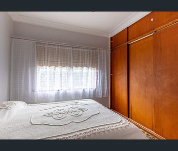 Charming 4-Bedroom Home with Large Fully Enclosed Yard - Photo 4