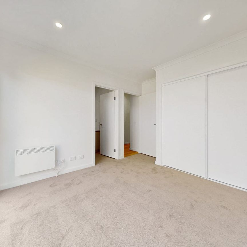 Stylish & Spacious Modern Townhouse! - Photo 1