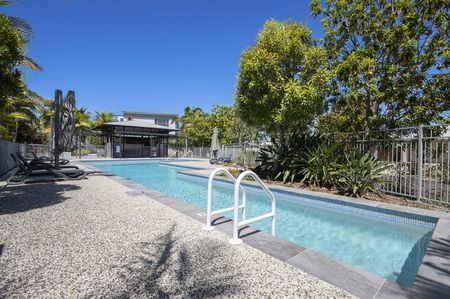 3 BEDROOM 2 BATHROOM TOWNHOUSE ON KAWANA ISLAND - Photo 5