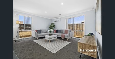 Modern Family Living Close to Everything - Photo 4