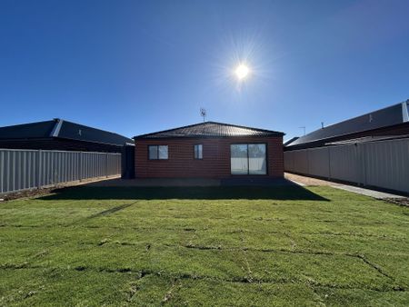 SELF CONTAINED ROOM WITH OWN EN-SUITE - INCLUSIVE OF ALL UTILITIES ! - Photo 4