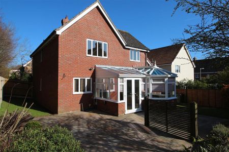 4 bedroom detached house to rent - Photo 4