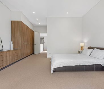 LUXURIOUS 4-LEVEL FAMILY HOME IN PRIME LOCATION - Photo 3