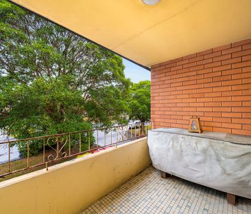 Nicely updated, top floor residence with a lock up garage & storeroom - Photo 5