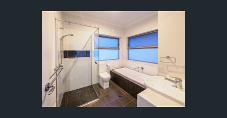 Modern townhouse within walking distance to the beach! - Photo 2