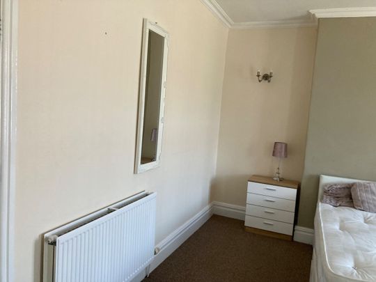 Room in a Shared House, Chester Road, M32 - Photo 1