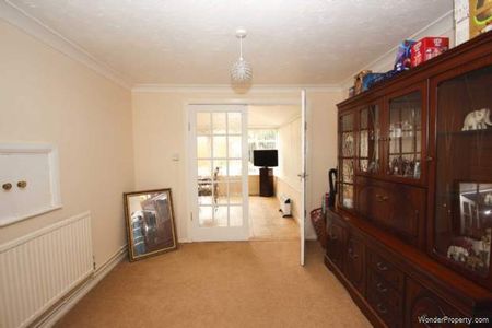 4 bedroom property to rent in Bracknell - Photo 2