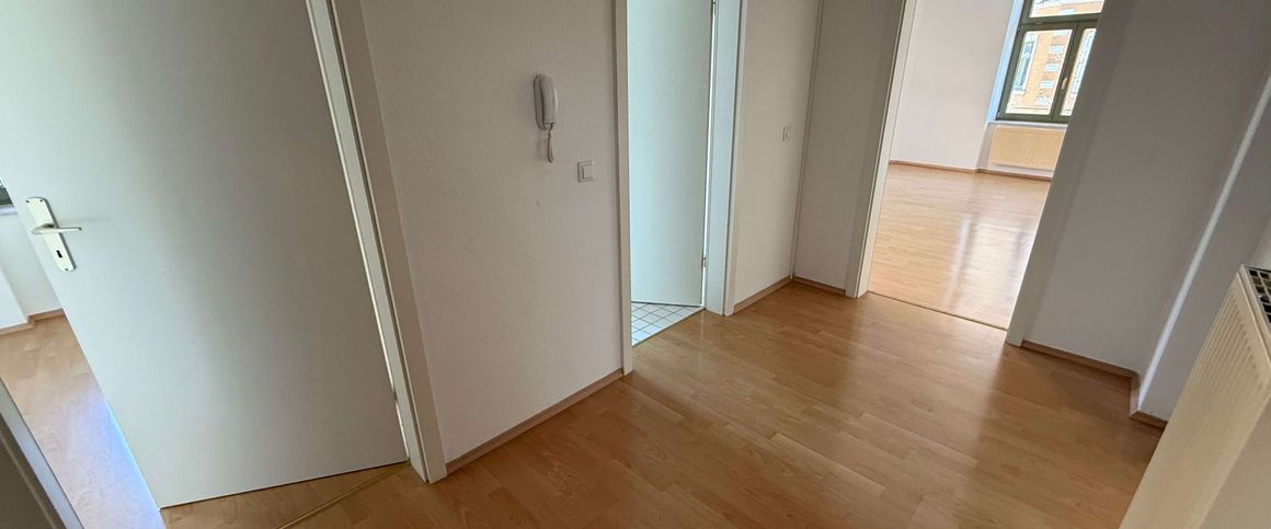 Großes Wohnzi. - begehbarer Kleideschrank - 2. OG - frei ab sofort - Photo 1