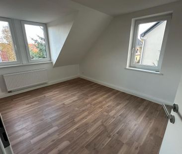 Dachgeschoss, 3 Zimmer, Südbalkon, Blick ins Grüne, frisch kernsaniert - Photo 1