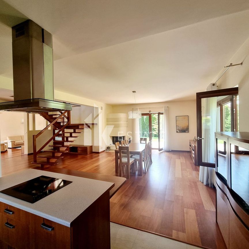 Wyjątkowy dom z pięknym ogrodem w Osowie - Zdjęcie 1