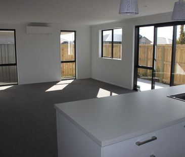 Modern sunny home in quiet neighbourhood - Photo 3