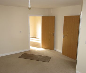 3 bed Semi-Detached - To Let - Photo 2