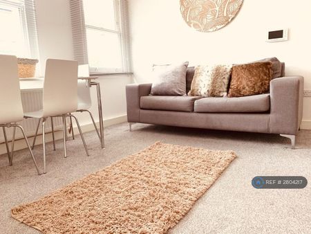 2 bedroom flat to rent - Photo 2